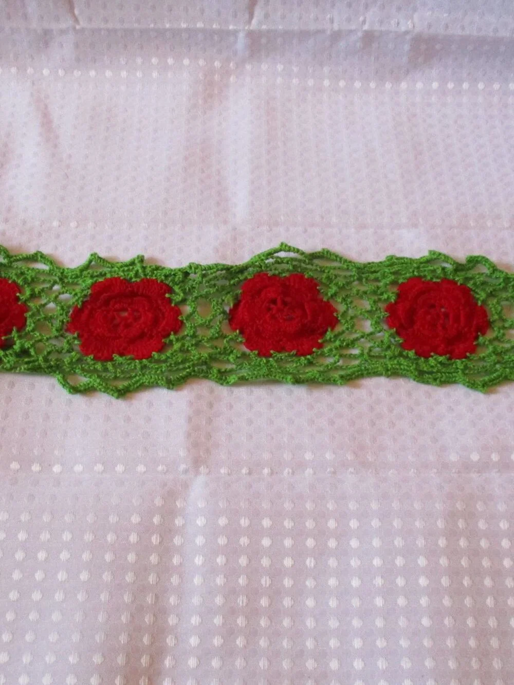 Vintage Red Flowers W/Green Encircling Hand Crochet End Table Runner 17